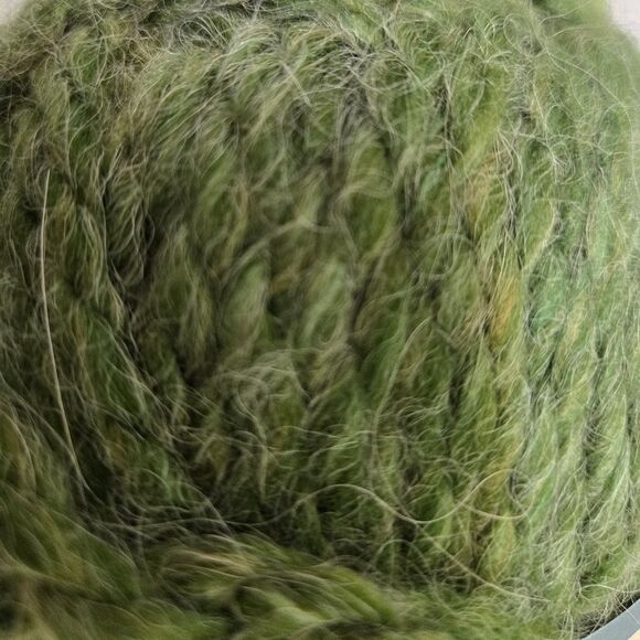 🎃🎃🎃 Yarn Bee Effortless Super Bulky Yarn in Mossy Acre 6 Oz Per Skein - Picture 6 of 12